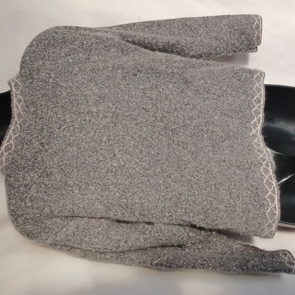 ID distinctions vintage gray silk/angora blend sweater w/embroidered flowers M - Picture 4 of 6